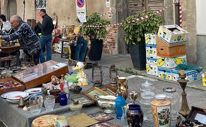 Trödel auf dem Antikmarkt in Benevagienna im Piemont